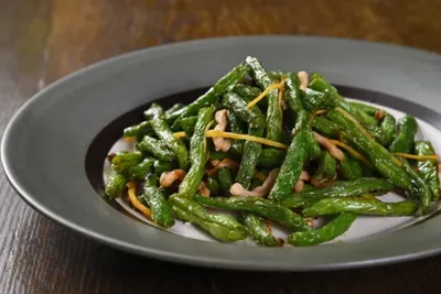 Salade de haricots verts, lardons, pain croustillant à l’ail et à l’origan